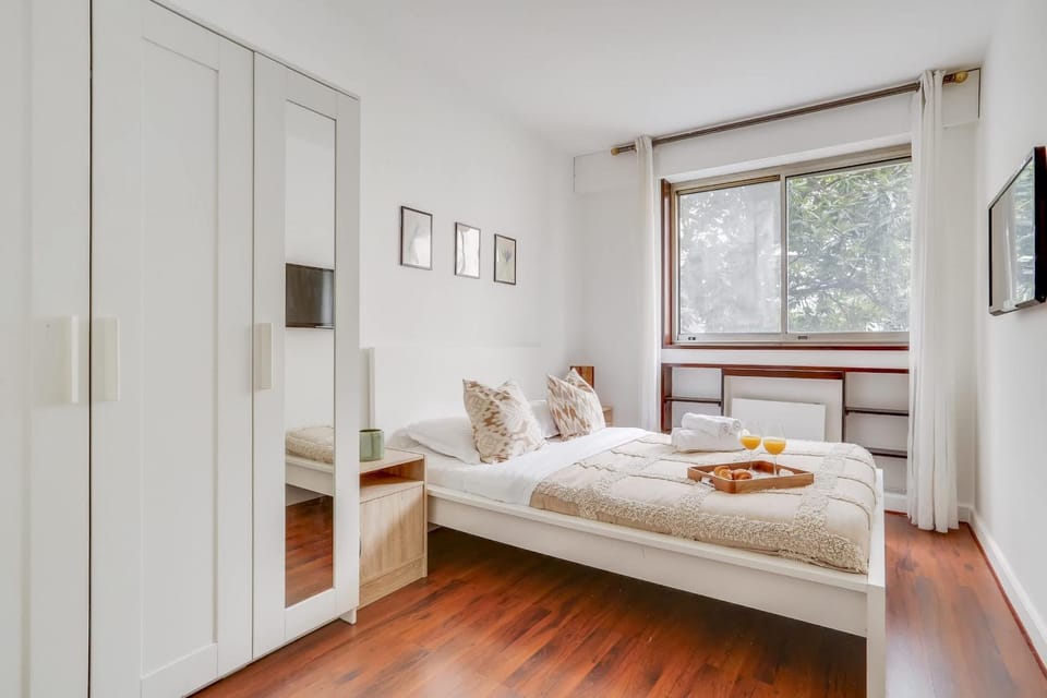 Bed, TV and multimedia, Food and drinks, Photo of the whole room, Bedroom, Food, towels