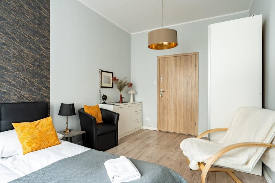 Bed, Living room, Photo of the whole room, Seating area, wardrobe
