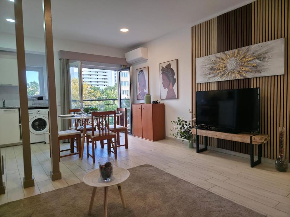 Communal lounge/ TV room, TV and multimedia, Living room, Dining area