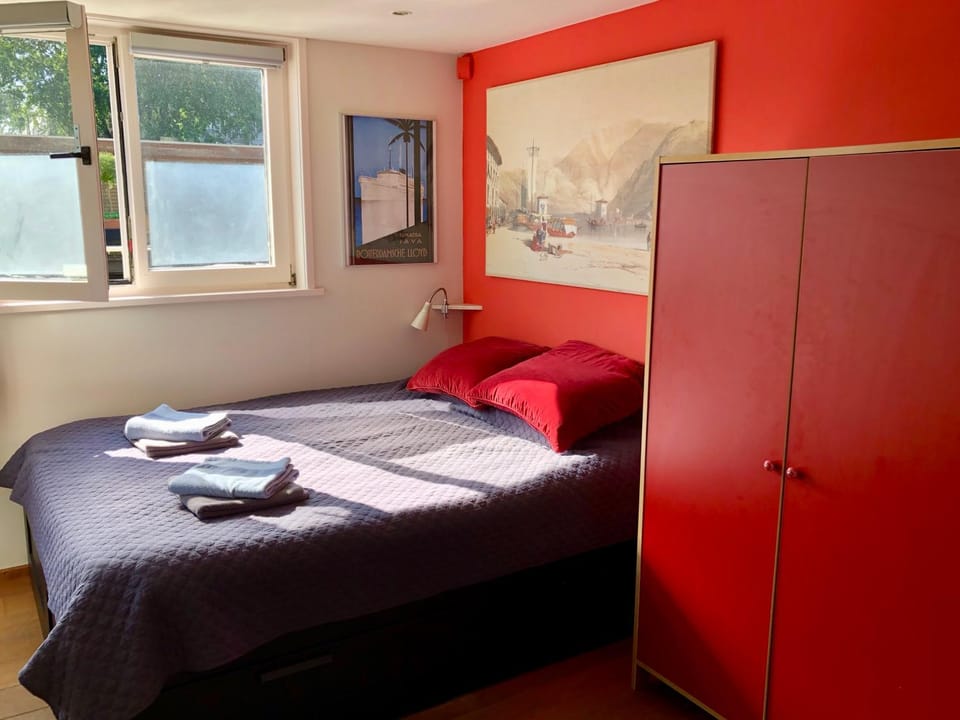 Houseboat Westerdok Bed and Breakfast in Amsterdam