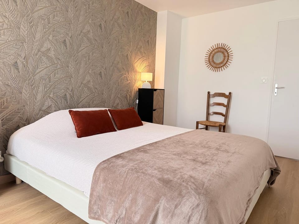 Bed, Photo of the whole room, Bedroom