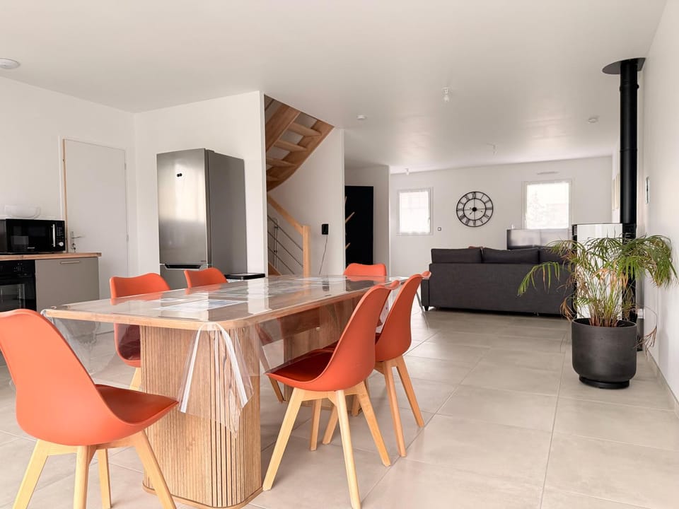 TV and multimedia, Kitchen or kitchenette, Living room, Dining area