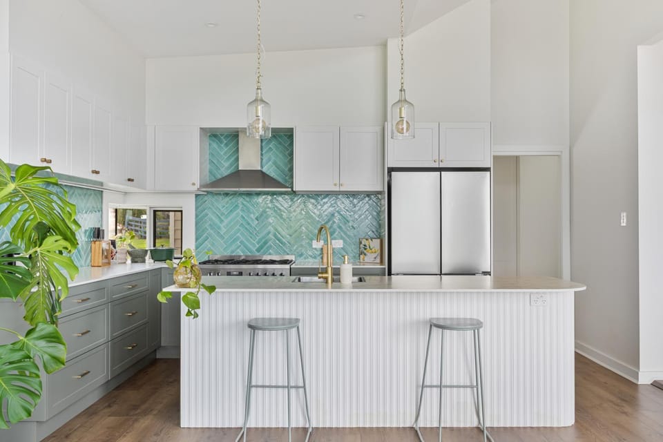 Coffee/tea facilities, dishwasher, microwave, oven, kitchen