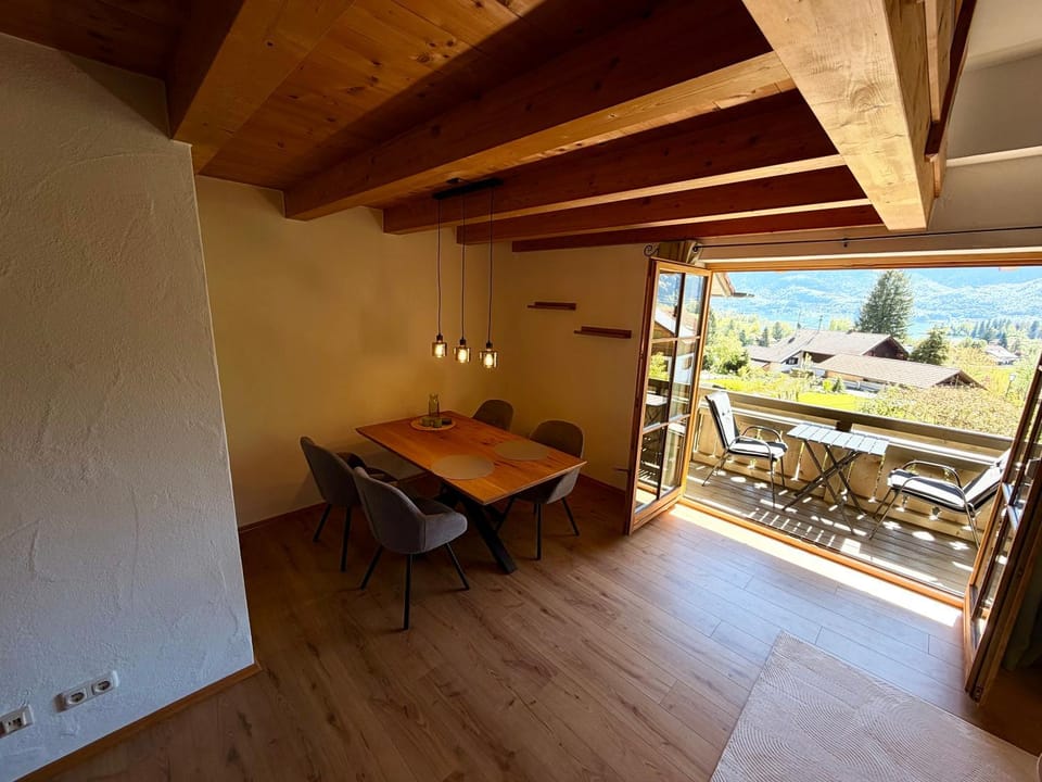 View (from property/room), Balcony/Terrace, Dining area