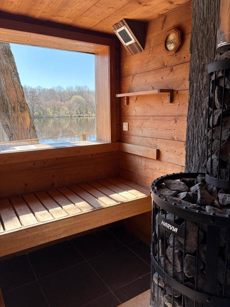 Gite au bord d'un étang privé, et son sauna Bed and Breakfast in Auvergne-Rhône-Alpes