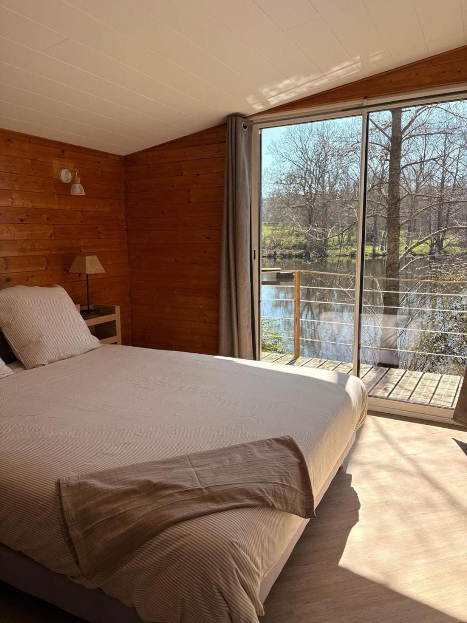 Gite au bord d'un étang privé, et son sauna Bed and Breakfast in Auvergne-Rhône-Alpes
