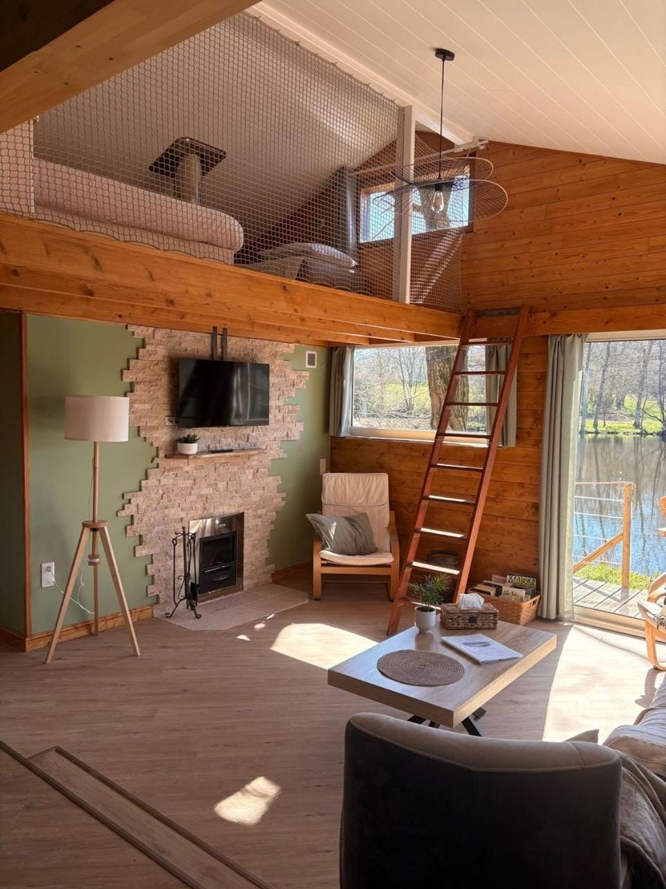 Gite au bord d'un étang privé, et son sauna Bed and Breakfast in Auvergne-Rhône-Alpes