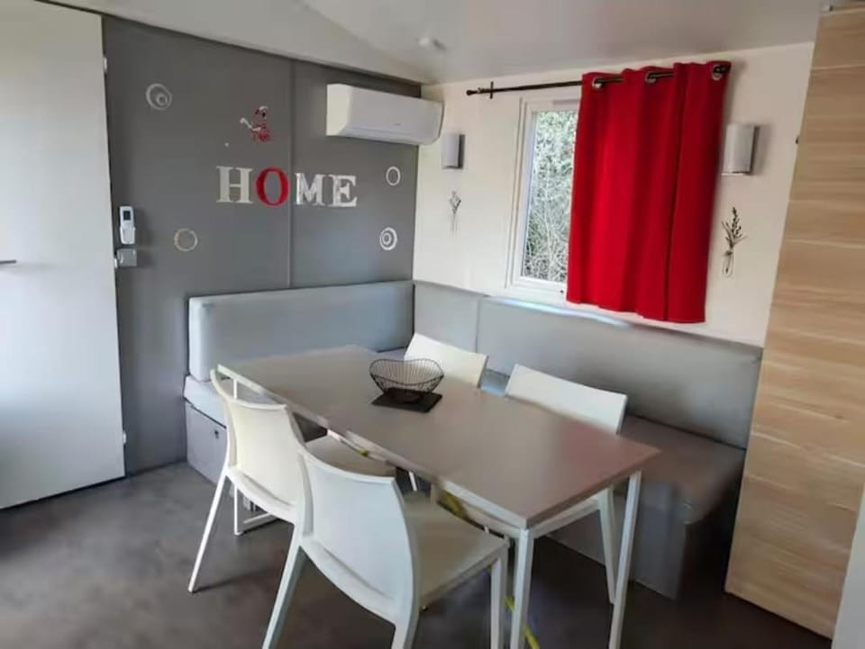 Mobil-home 3 chambres Camping les terrasses du lac Campground/ 
RV Resort in Auvergne-Rhône-Alpes
