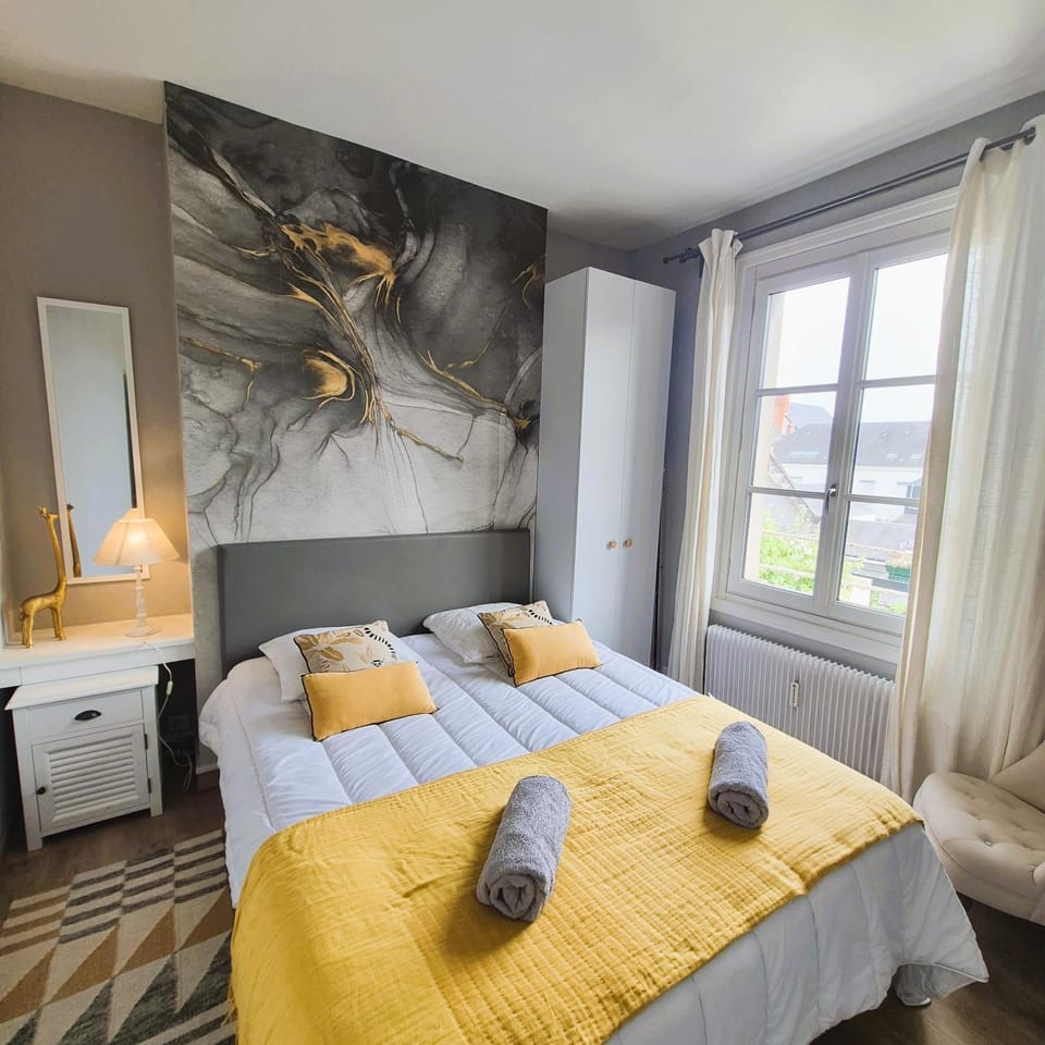 Bed, Bedroom, towels
