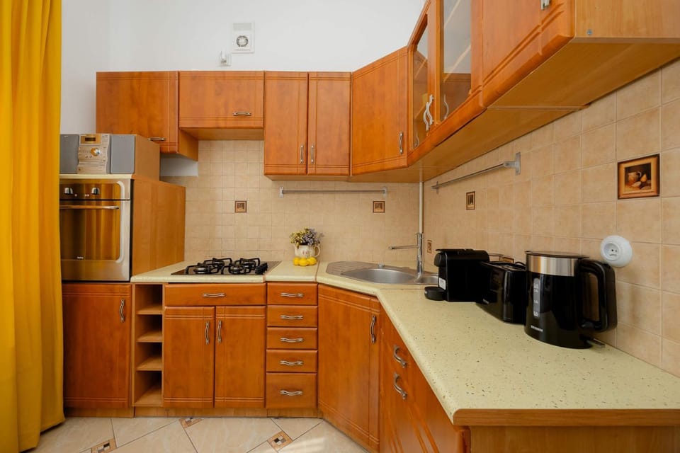 Coffee/tea facilities, Kitchen or kitchenette, dishwasher, oven, stove, toaster