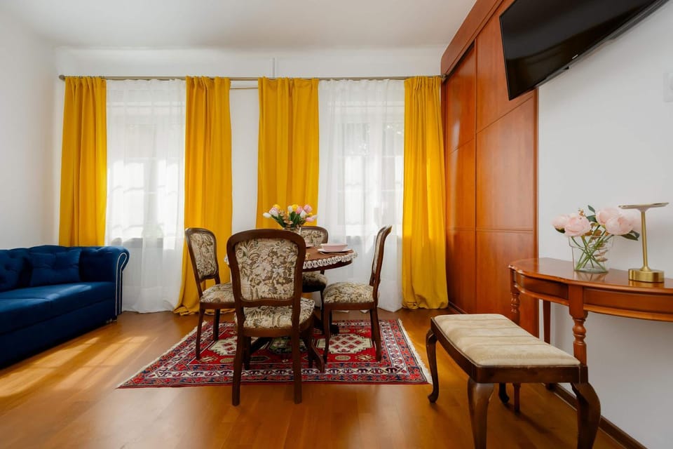 TV and multimedia, Living room, Seating area, Dining area