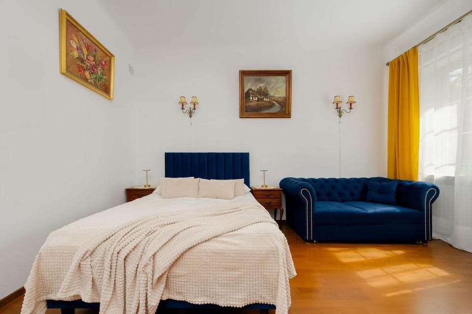 Bed, Living room, Photo of the whole room, Seating area