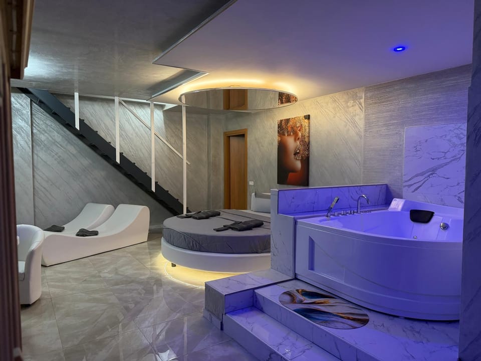 Hot Tub, Photo of the whole room