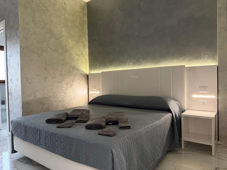 Bed, Photo of the whole room, Bedroom, towels