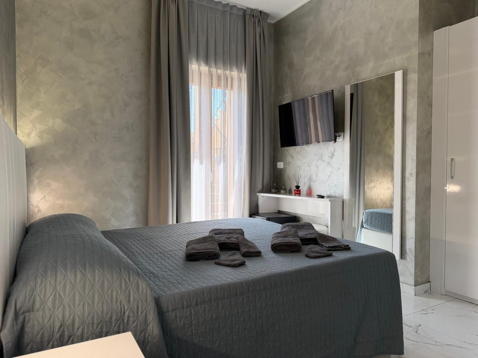 Bed, TV and multimedia, Photo of the whole room, towels, wardrobe