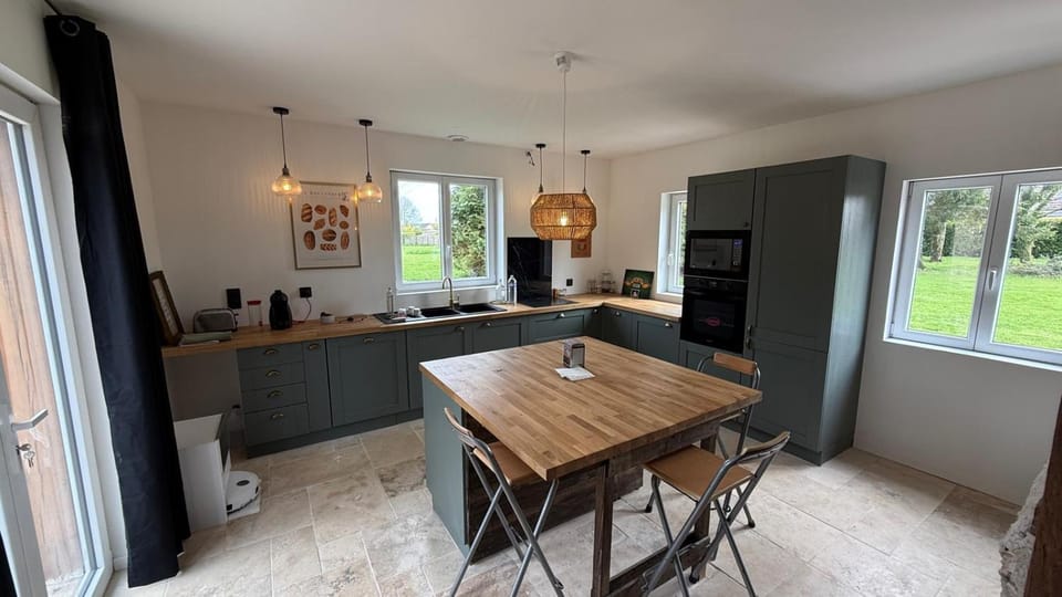 Coffee/tea facilities, Kitchen or kitchenette, Dining area, pet friendly, stove, kitchen, kitchen
