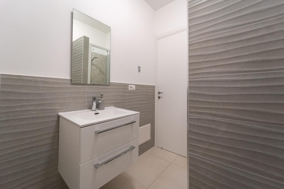 Shower, Bathroom, towels
