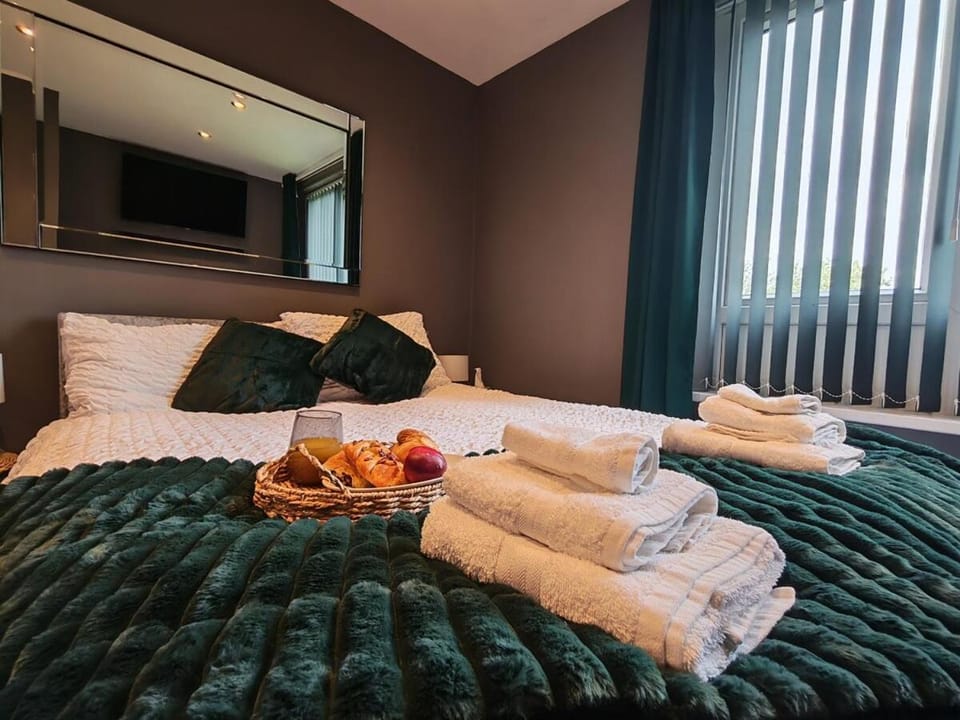 Bed, Bedroom, towels