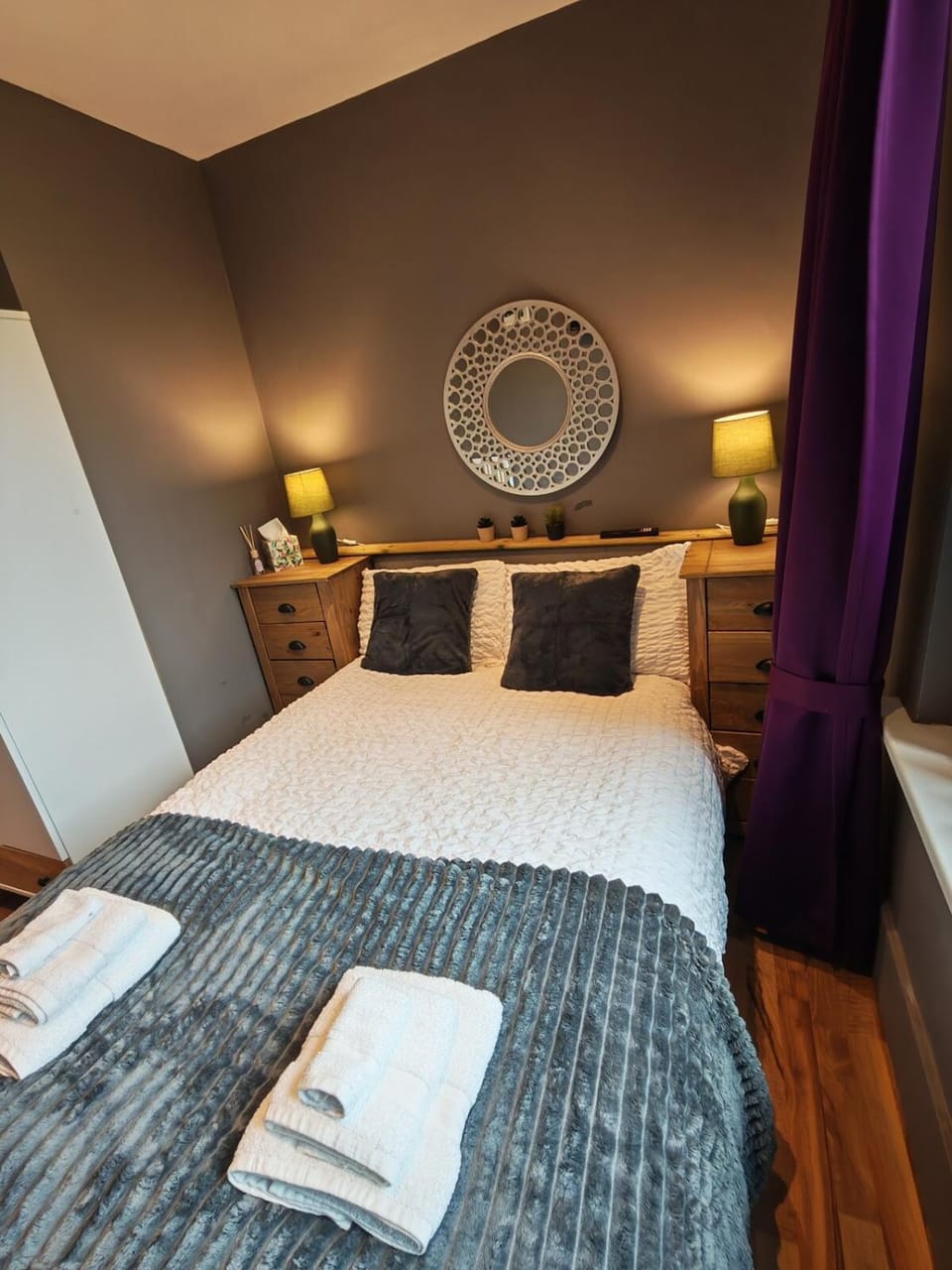 Bed, Bedroom, towels