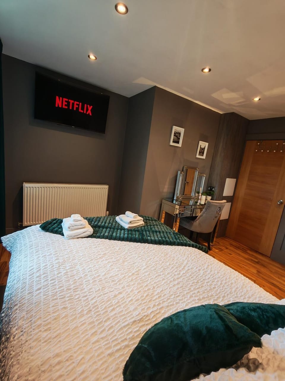 Bed, TV and multimedia, Photo of the whole room, Bedroom