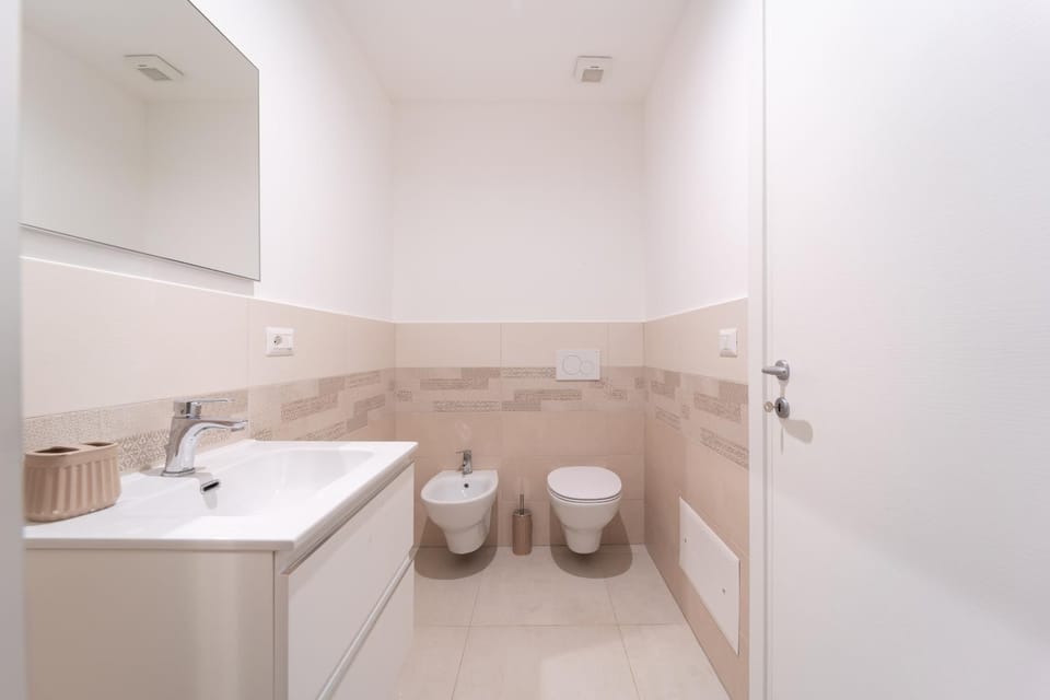 Toilet, Bathroom, bidet, towels