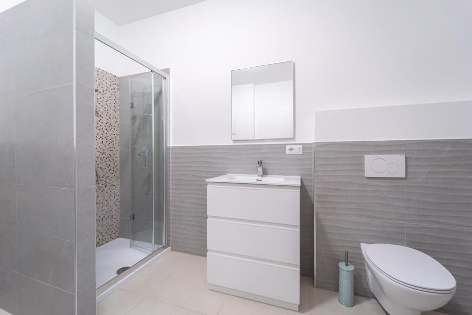 Shower, Toilet, Bathroom, towels