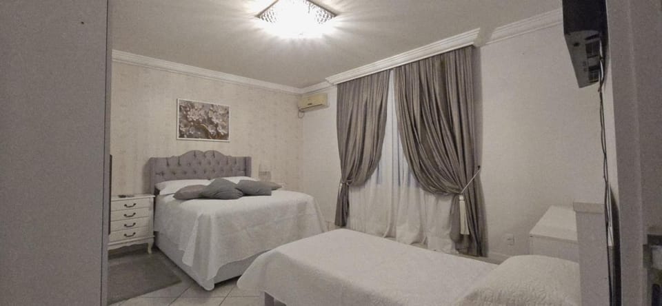 Carley Bed and Breakfast in Camboriú