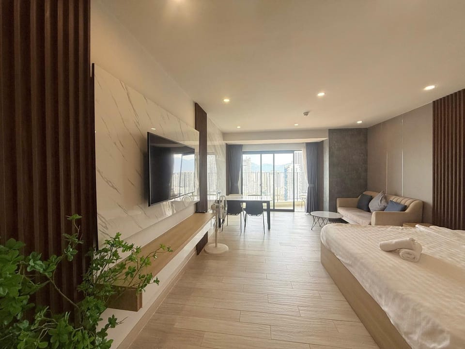 Bed, Photo of the whole room, Seating area, Bedroom