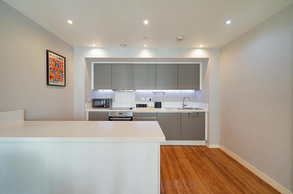 Modern 2BR Riverside Apartment with Balcony and Gym Apartment in London