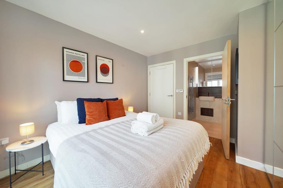 Modern 2BR Riverside Apartment with Balcony and Gym Apartment in London