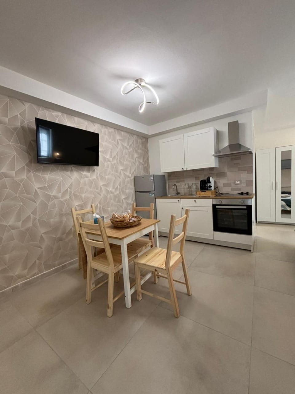 TV and multimedia, Kitchen or kitchenette, Seating area, Dining area, oven, stove