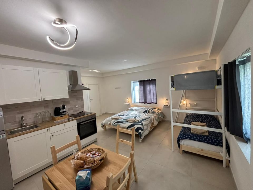 Kitchen or kitchenette, Photo of the whole room, oven, stove