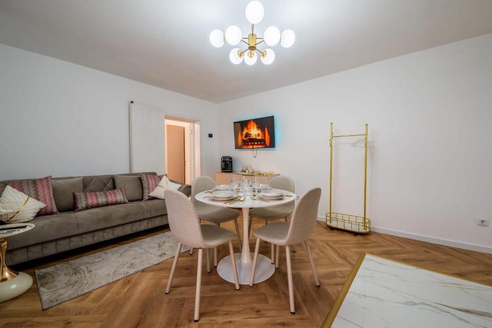 TV and multimedia, Living room, Seating area, Dining area