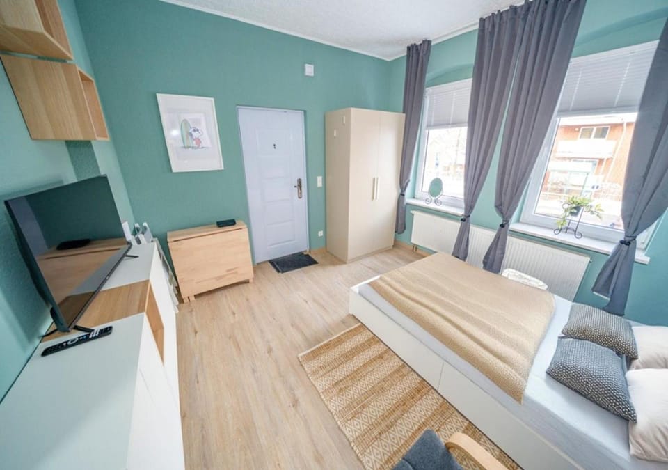 Bed, TV and multimedia, Bedroom