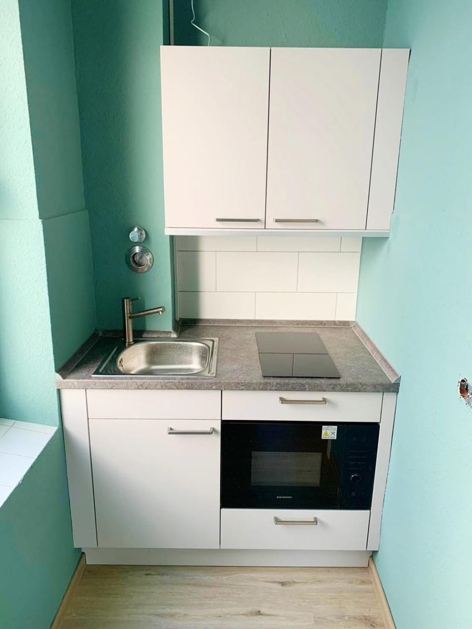 Kitchen or kitchenette, oven