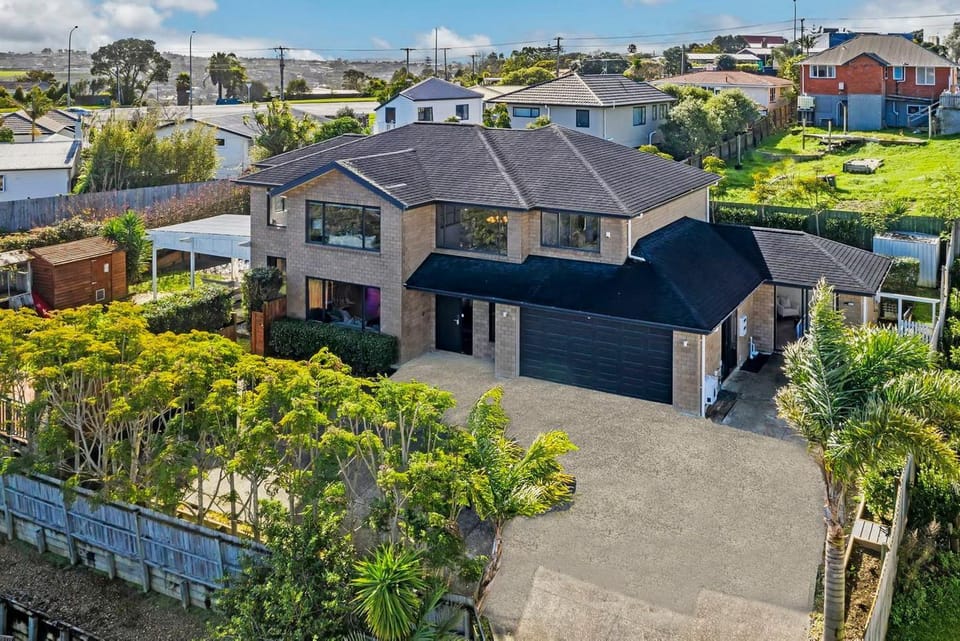 Pinehill Extra-Large 8 Bedrooms House House in Auckland