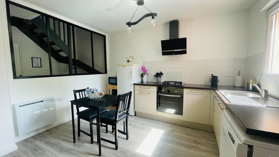 Kitchen or kitchenette, Seating area, Dining area, stove