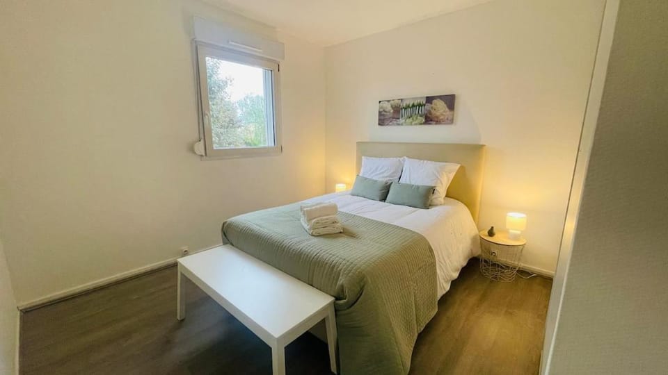 Bed, Photo of the whole room, Bedroom, towels