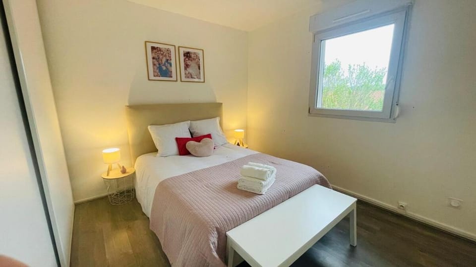 Bed, Photo of the whole room, Bedroom, towels