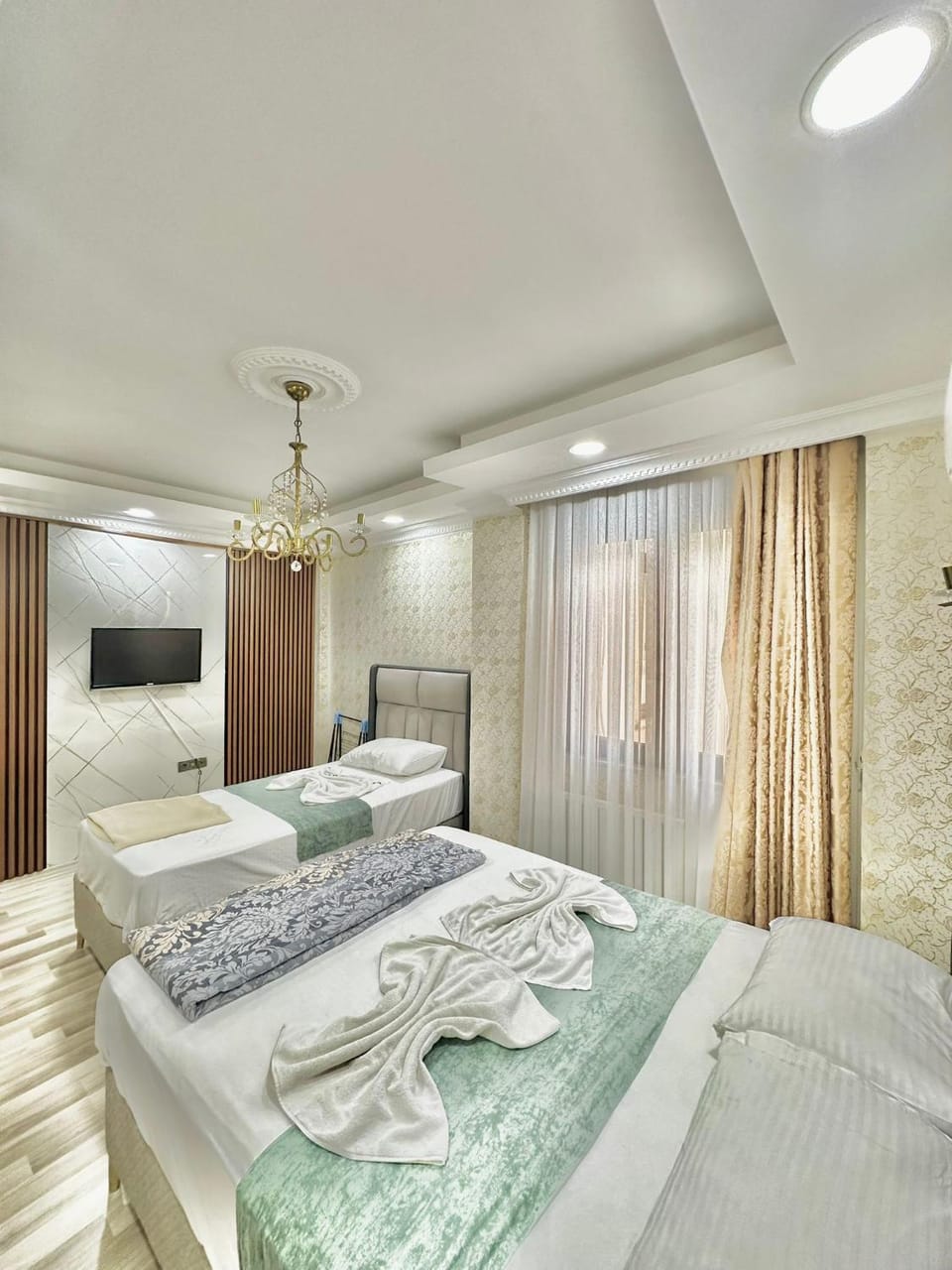 Bed, TV and multimedia, Bedroom, towels