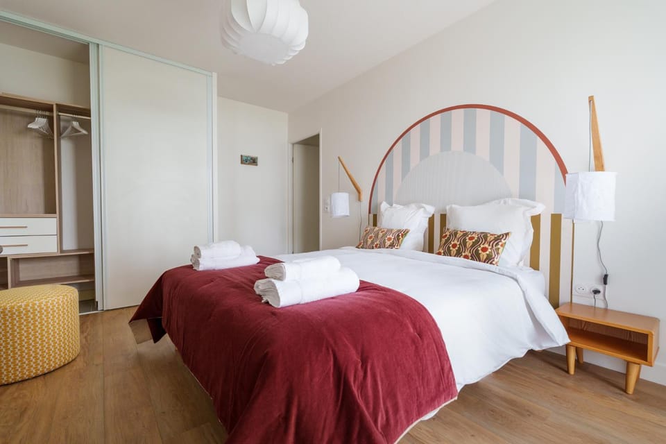 Photo of the whole room, Bedroom