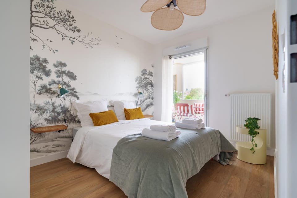 Photo of the whole room, Bedroom
