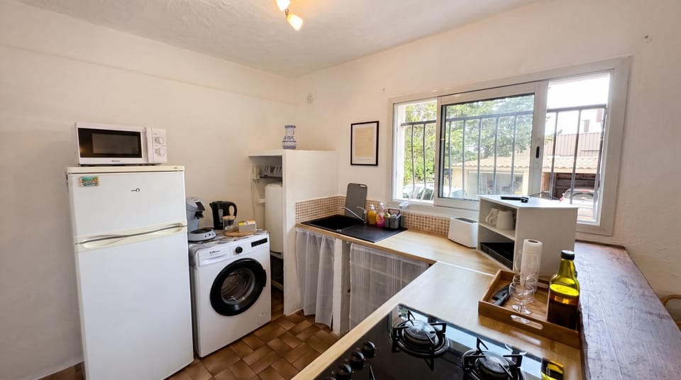 Kitchen or kitchenette, oven, stove, toaster, washing machine