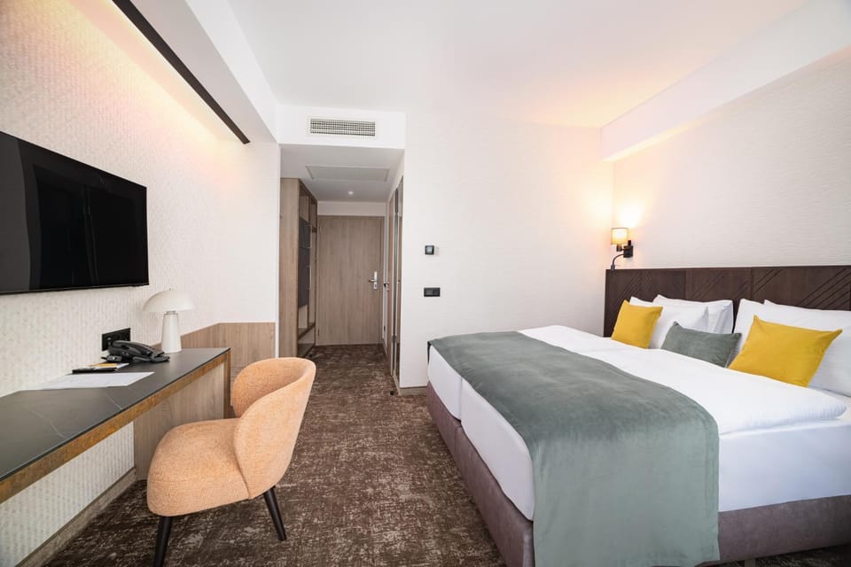 Bed, TV and multimedia, Photo of the whole room