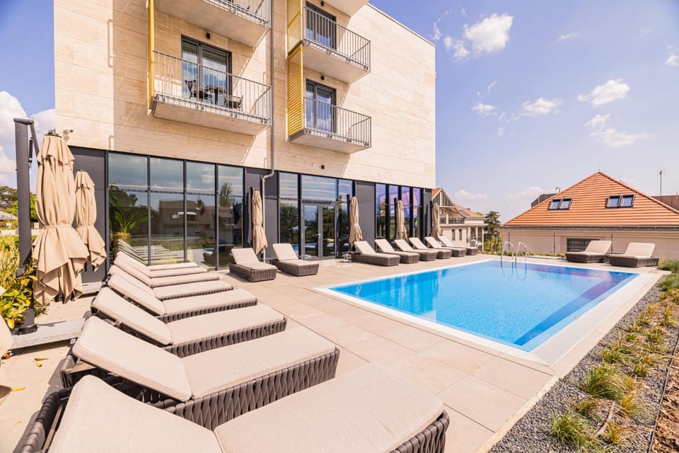 Property building, Swimming pool, sunbed