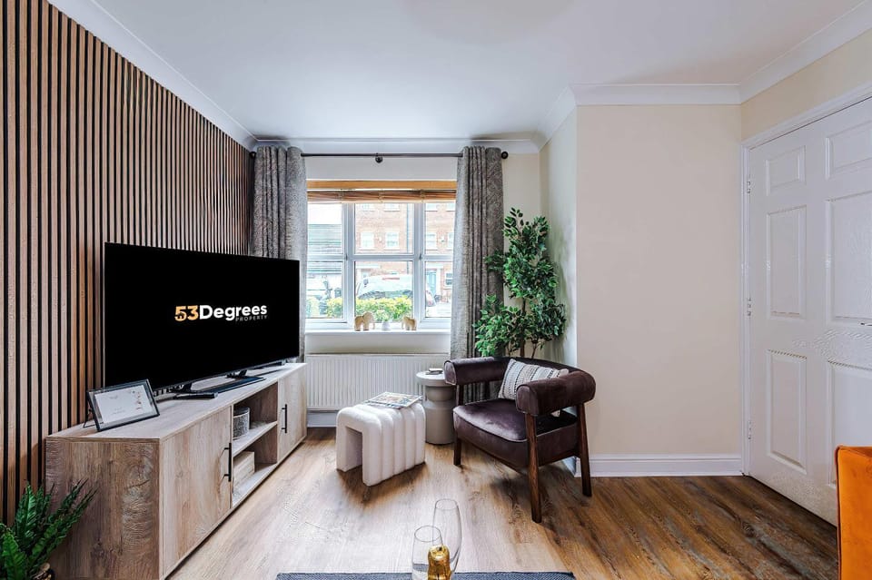 Spacious & Modern 4 Bed in Northwich with FREE Parking by 53 Degrees Property House in Northwich