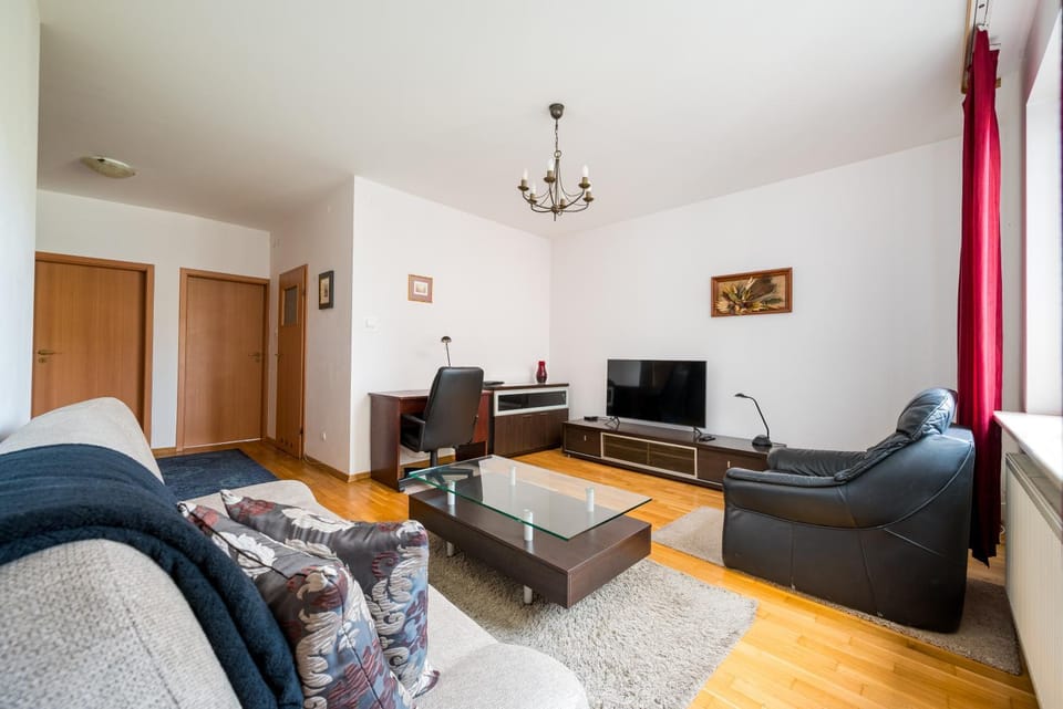 Communal lounge/ TV room, TV and multimedia, Living room, Seating area, Evening entertainment