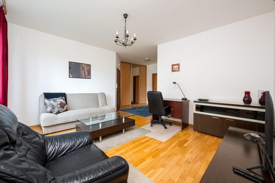 Communal lounge/ TV room, TV and multimedia, Living room, Seating area, Evening entertainment