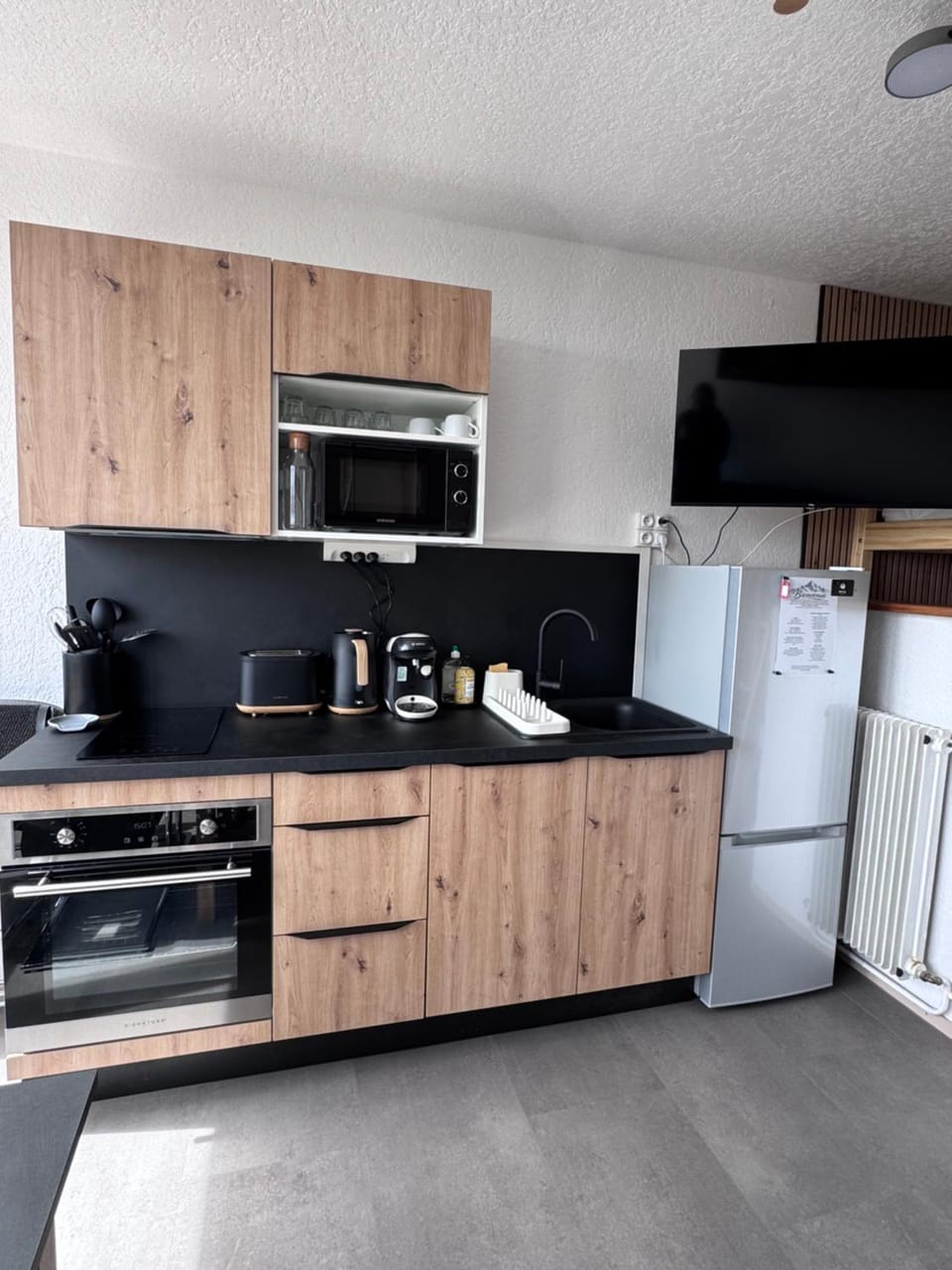 Coffee/tea facilities, Kitchen or kitchenette, dishwasher, microwave, stove