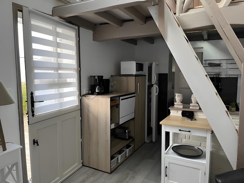 Property building, Kitchen or kitchenette, Living room